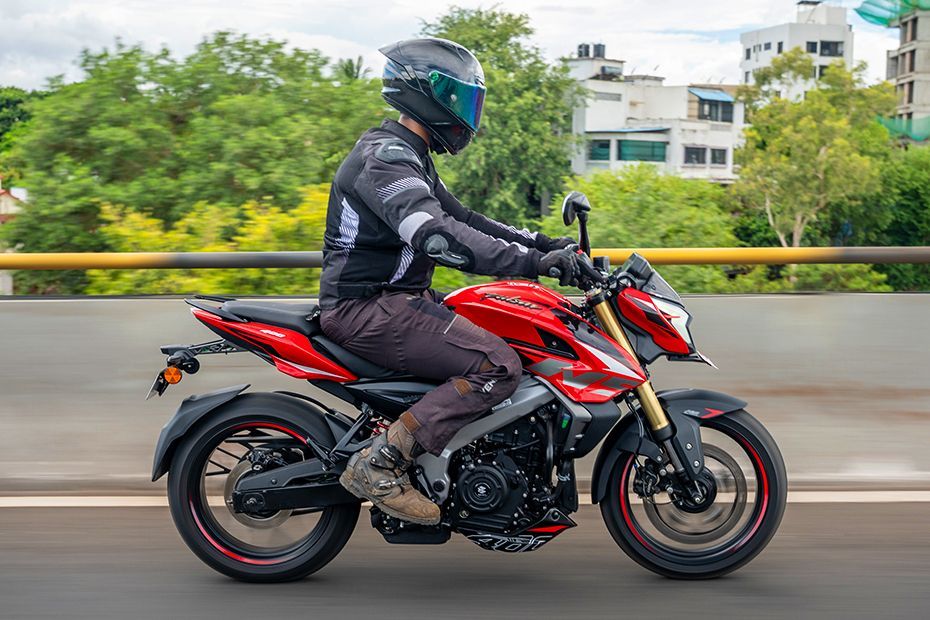 Riding: Side Profile (Right) View Profile View of Pulsar NS400Z