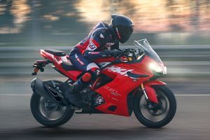 Riding: Side Profile (Right) View Profile View of Apache RR 310
