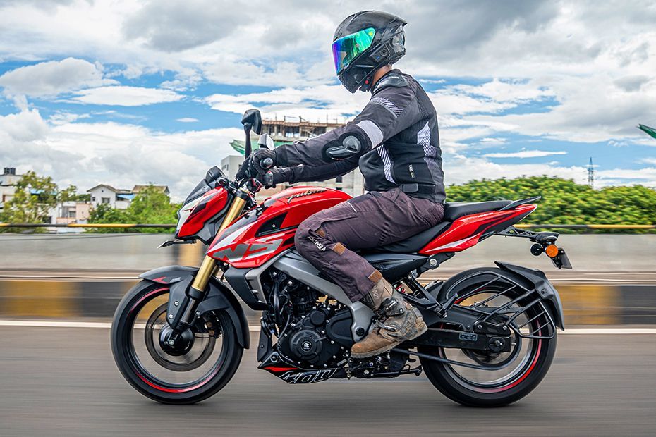 Riding: Side Profile(Left)View of Pulsar NS400Z