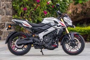 Side Profile View (Right) of Pulsar NS400Z