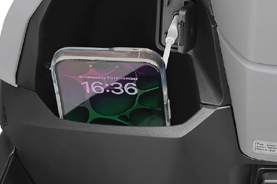 Charging ports of Dio 125