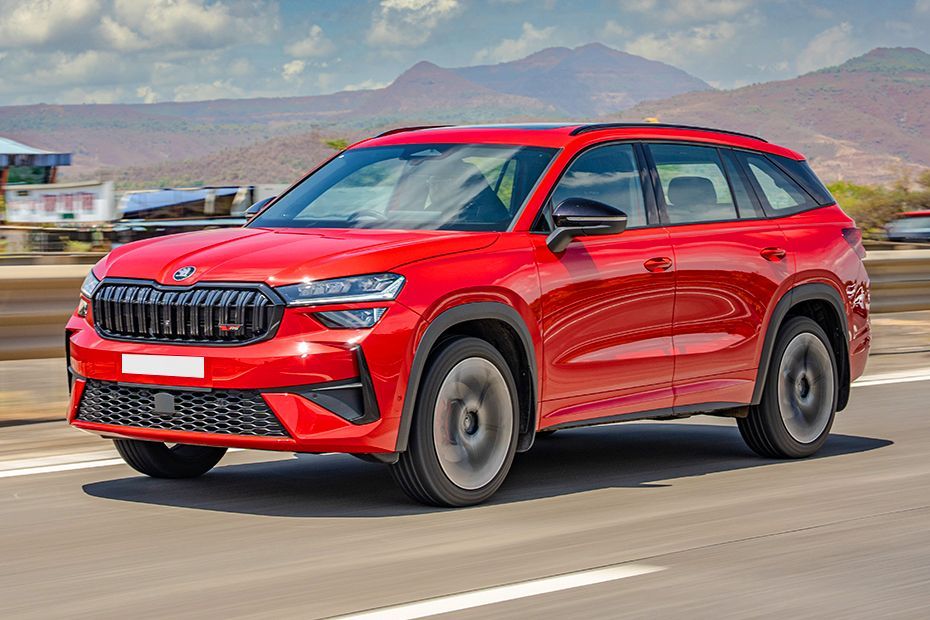 Driving: Front Left Quarter View Image of Kodiaq RS