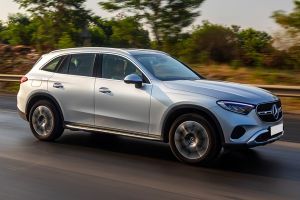 Driving: Front Right Quarter View Image of GLC