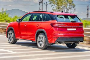 Driving: Rear Left Three Quarter View Image of Kodiaq RS