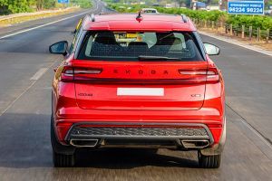 Driving: Rear View Image of Kodiaq RS