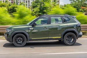 Driving: Side Profile (Left) View Image of Duster