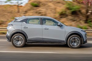 Driving: Side Profile (Right) View Image of VF6