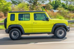 Driving: Side Profile (Right) View Image of Jimny