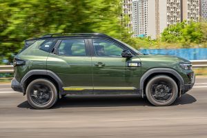 Driving: Side Profile (Right) View Image of Duster