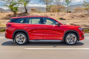 Driving: Side Profile (Right) View Image of Kodiaq RS