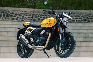 Front Right Quarter View of Tracker 400
