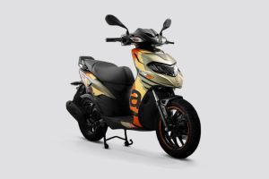Front Right Quarter View of SR 125 hp.e