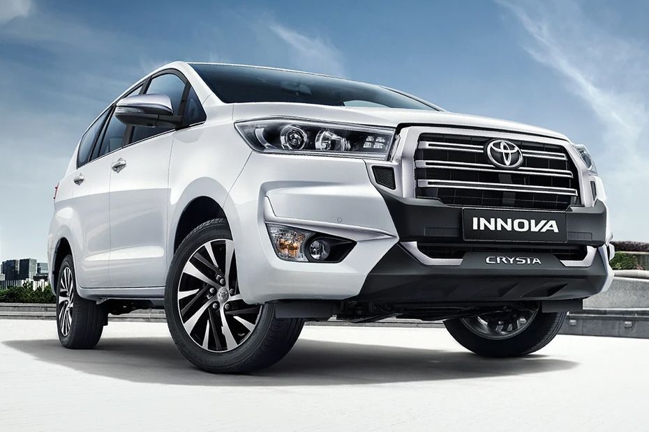 Front Right Quarter View Image of Innova Crysta