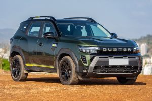 Front Right Quarter View Image of Duster