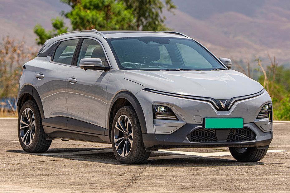 Front Right Quarter View Image of VF6