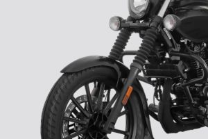 Front Suspension of Avenger 220 Street