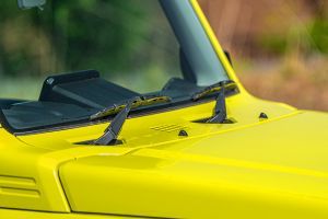 Front Windshield and Wiper Image of Jimny