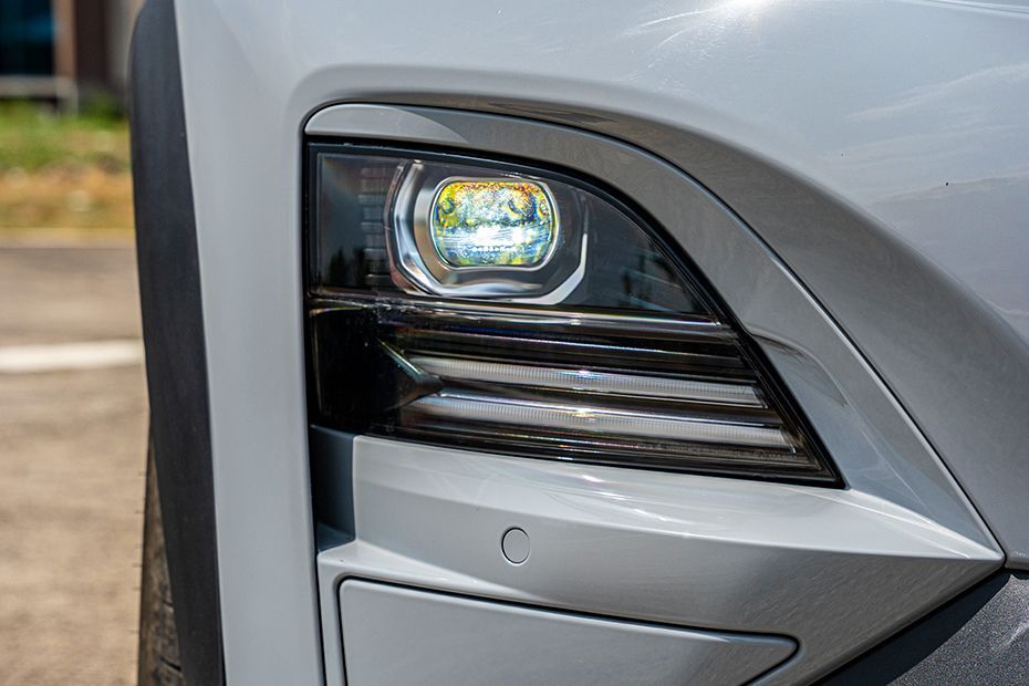 Headlight Image of VF6