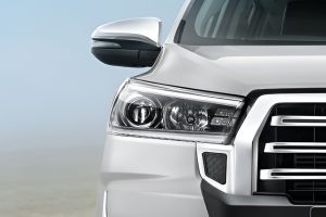 Headlight Image of Innova Crysta