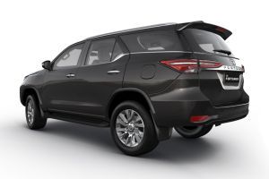 Rear Left Three Quarter View Image of Fortuner