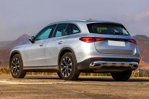 Rear Left Three Quarter View Image of GLC