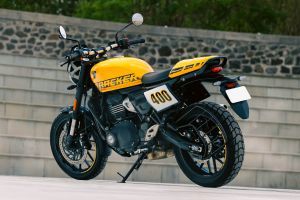 Rear Left Three Quarter View of Tracker 400