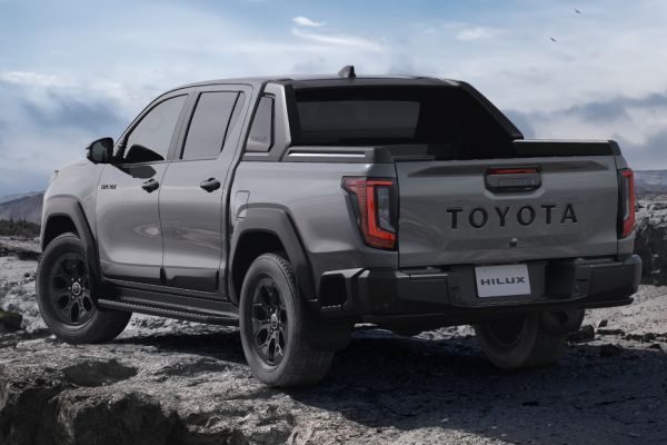 Rear Left Three Quarter View Image of Hilux 2026