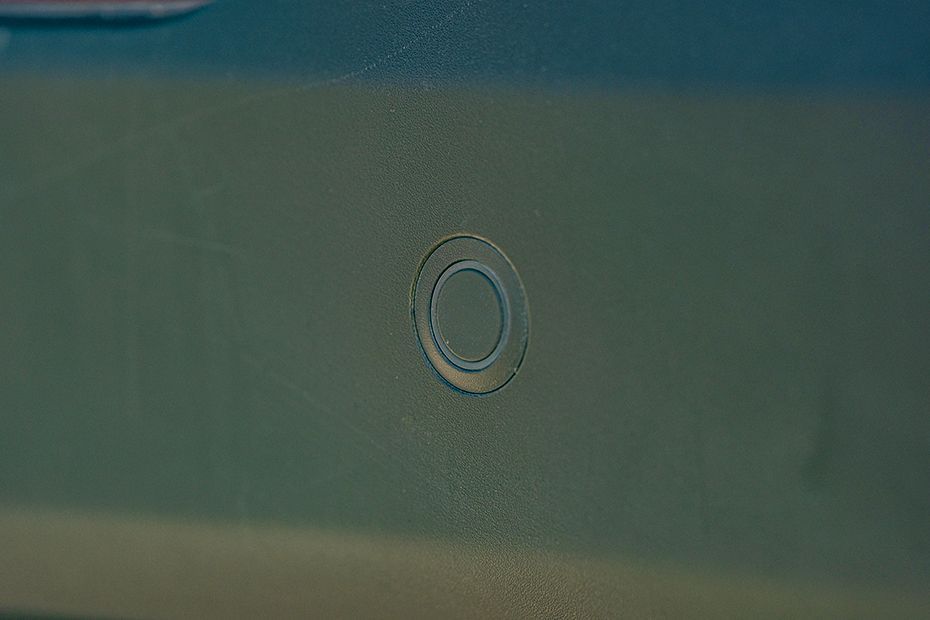 Rear Parking Sensors Image of VF6