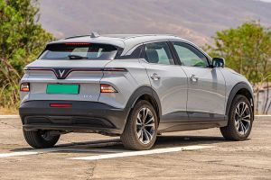 Rear Right Three Quarter View Image of VF6