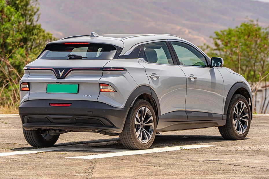 Rear Right Three Quarter View Image of VF6