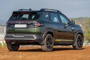 Rear Right Three Quarter View Image of Duster