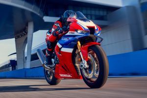 Riding: Front Right Quarter View of CBR1000RR-R Fireblade SP