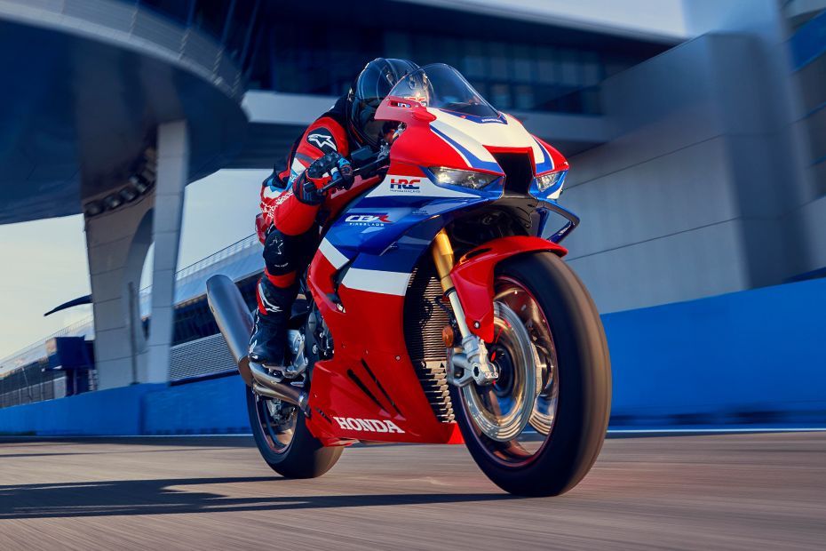 Riding: Front Right Quarter View of CBR1000RR-R Fireblade SP
