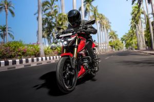 Riding: Front View of Pulsar N250