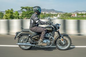 Riding: Side Profile (Right) View Profile View of Bullet 650