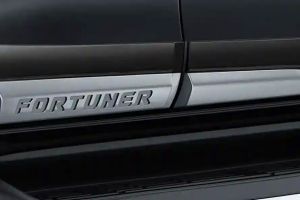 Side Skirt Image of Fortuner