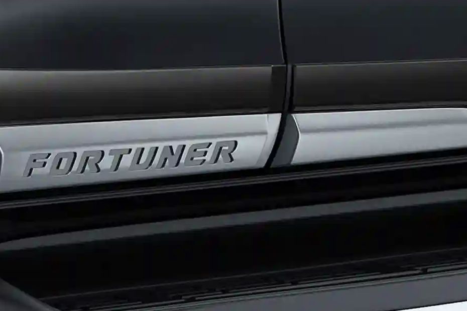 Side Skirt Image of Fortuner