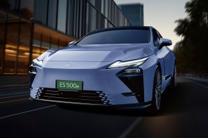 Driving: Front Left Quarter View Image of ES