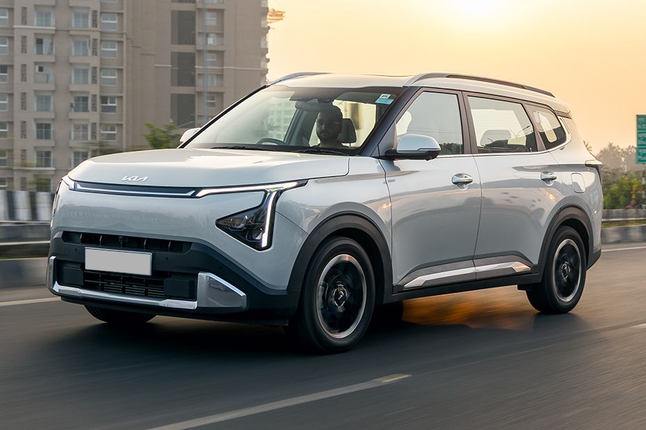 Driving: Front Left Quarter View Image of Carens Clavis