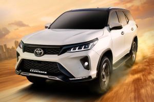 Driving: Front Left Quarter View Image of Fortuner Legender