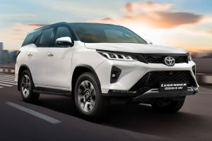 Driving: Front Right Quarter View Image of Fortuner Legender