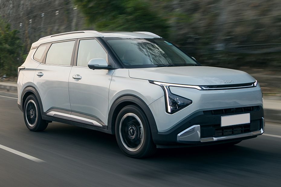 Driving: Front Right Quarter View Image of Carens Clavis