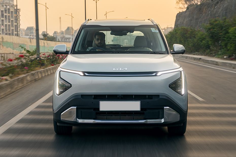 Driving: Front View Image of Carens Clavis