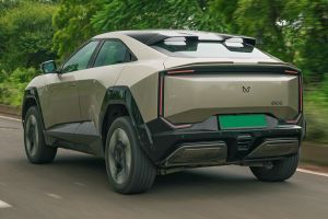 Driving: Rear Left Three Quarter View Image of BE 6