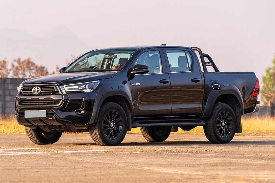 Front 1/4 left Image of Hilux