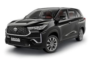 Front 1/4 left Image of Innova Hycross