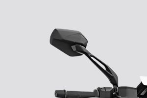 Front of Rear View Mirror of Model_