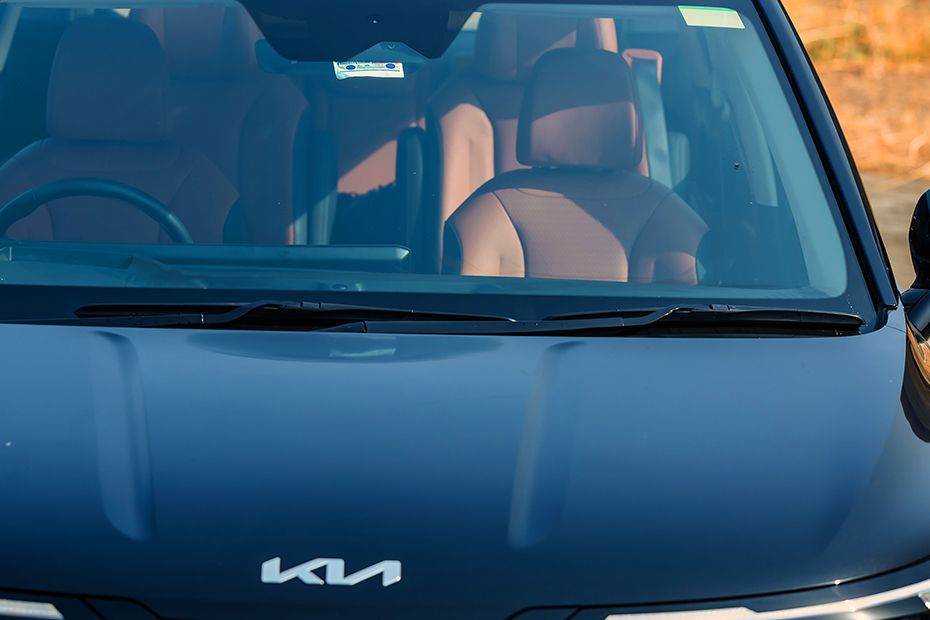 Front Windshield and Wiper Image of Carnival