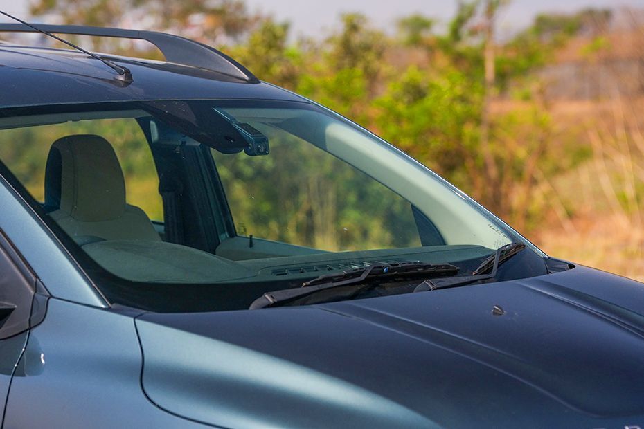 Front Windshield and Wiper Image of Gravite