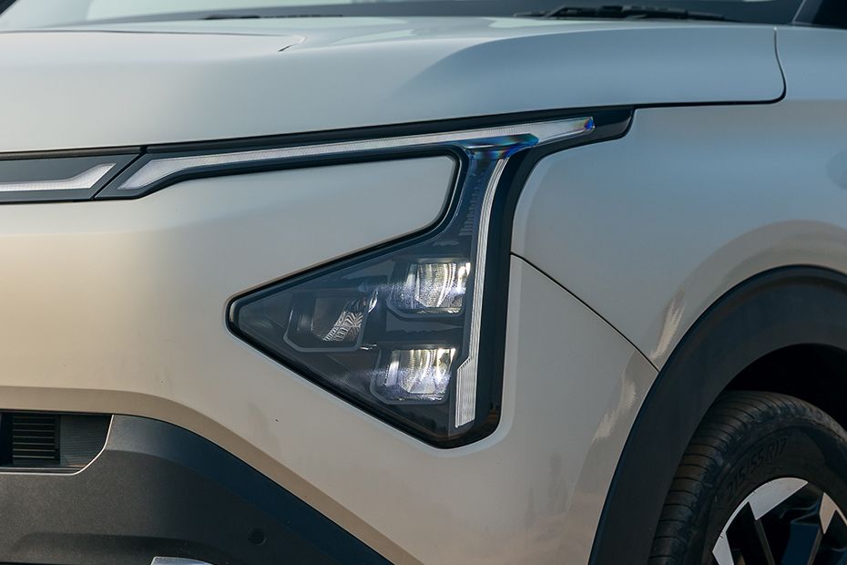 Headlamp Image of Carens Clavis